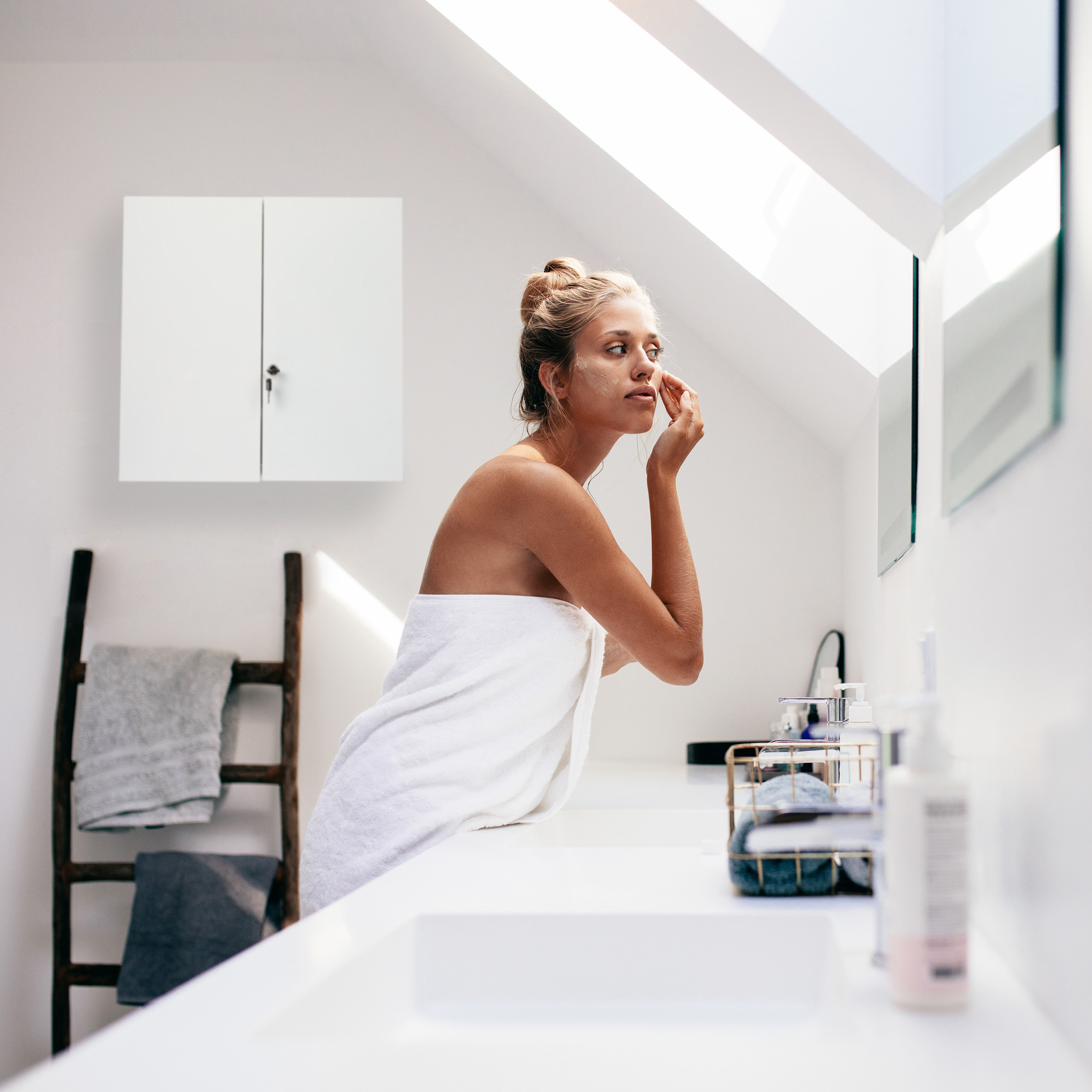 Medizinschrank 2-türig Metall Verbandsschrank Sanitätsschrank Bad